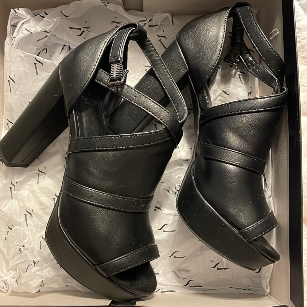 Simply Vera Parakeet heels in black
